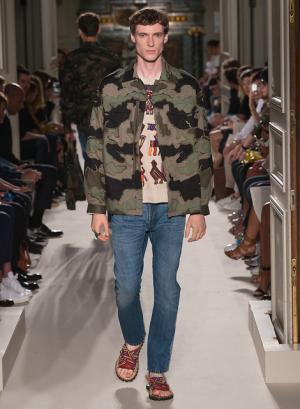 異国の文化をまとったヴァレンティノ風“旅人”【2016春夏メンズ】