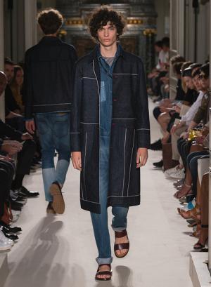 異国の文化をまとったヴァレンティノ風“旅人”【2016春夏メンズ】