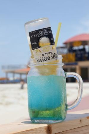 夏の海、サンセット、音楽を贅沢に満喫。コロナビールが沖縄の"楽園ビーチ"にリゾートラウンジをプロデュース