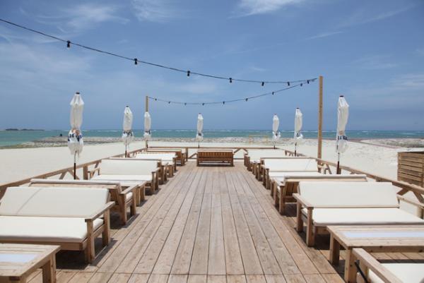 夏の海、サンセット、音楽を贅沢に満喫。コロナビールが沖縄の"楽園ビーチ"にリゾートラウンジをプロデュース