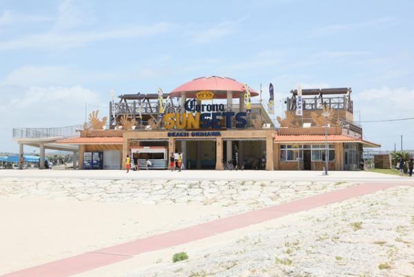 夏の海、サンセット、音楽を贅沢に満喫。コロナビールが沖縄の"楽園ビーチ"にリゾートラウンジをプロデュース