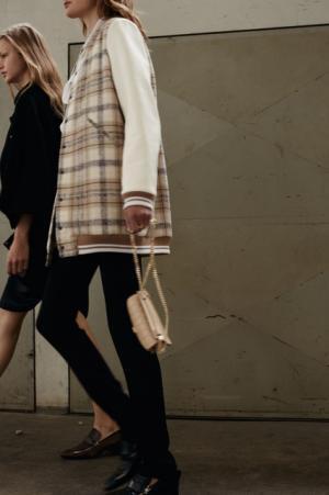 アニマルプリントでみせるクロエのロマンチックグラム【16年プレスプリング】