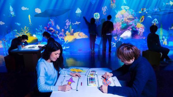 水族館で花咲き誇る…チームラボが江ノ島の夜を彩る「アクアリウム」開催