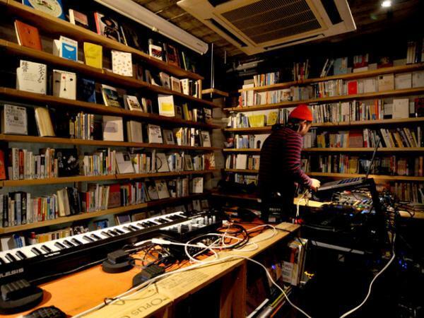 図書室がクラブに!?サイレントディスコとクラフトビールを楽しむ一夜限りの「無音フェス」開催