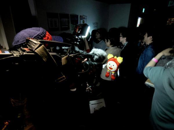 図書室がクラブに!?サイレントディスコとクラフトビールを楽しむ一夜限りの「無音フェス」開催