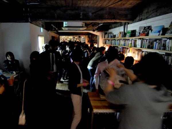 図書室がクラブに!?サイレントディスコとクラフトビールを楽しむ一夜限りの「無音フェス」開催