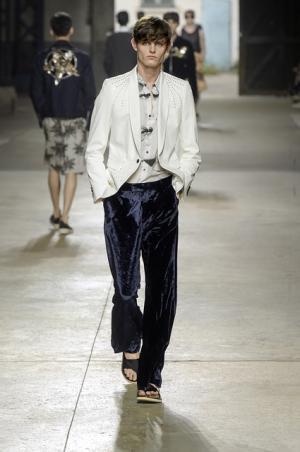 主役はマリリン・モンロー。ドリス ヴァン ノッテンのニューフォークロアスタイル【2016春夏メンズ】