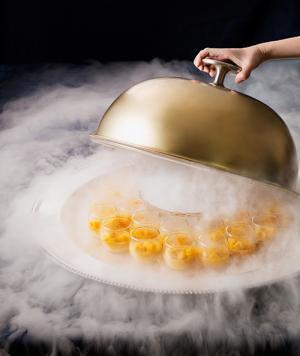 視覚＆嗅覚を喜ばせる“パフォーマンス・デザート”が大阪新阪急ホテルに登場