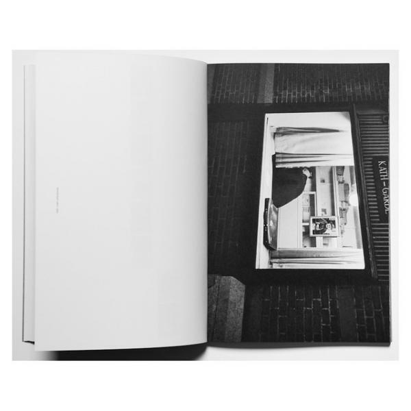 オランダを代表する映像作家が40年に渡り捉えた各国のストリートシーン【ShelfオススメBOOK】