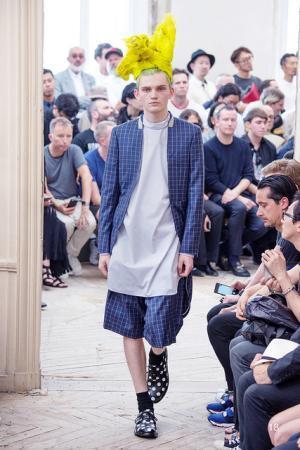 コム デ ギャルソン・オム プリュスの切り刻まれたテーラリング【2016春夏メンズ】