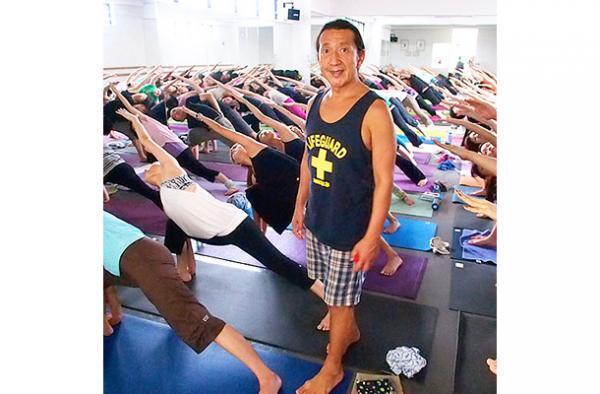 ヨガ第一人者ケンハラクマが直接指導、初心者に易しいヨガ教室を開催