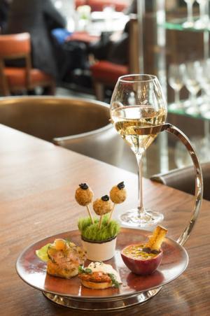 アンダーズ 東京、仏シャンパン「ヴーヴ・クリコ」と夏のコラボメニュー