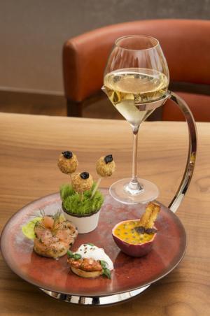 アンダーズ 東京、仏シャンパン「ヴーヴ・クリコ」と夏のコラボメニュー