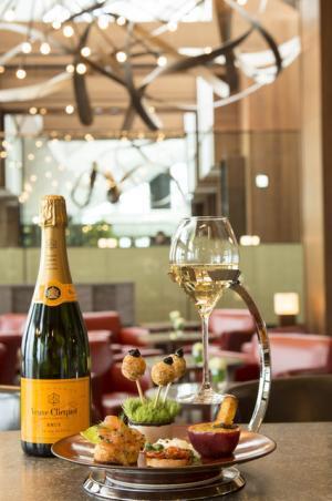 アンダーズ 東京、仏シャンパン「ヴーヴ・クリコ」と夏のコラボメニュー