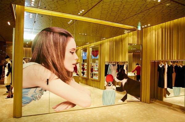 ミュウミュウ初のフレグランスがお披露目に。バッグ「マテラッセ」を模したボトルとスズランの香り