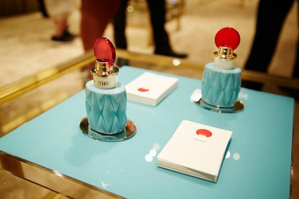 ミュウミュウ初のフレグランスがお披露目に。バッグ「マテラッセ」を模したボトルとスズランの香り