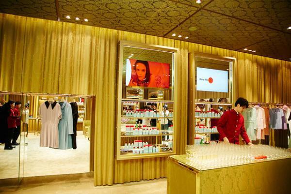 ミュウミュウ初のフレグランスがお披露目に。バッグ「マテラッセ」を模したボトルとスズランの香り