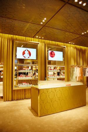 ミュウミュウ初のフレグランスがお披露目に。バッグ「マテラッセ」を模したボトルとスズランの香り