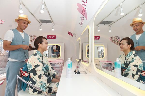“こなれヘア”を伝授。街中にヘアスプレー「VO5」のスタイリングワゴン出現