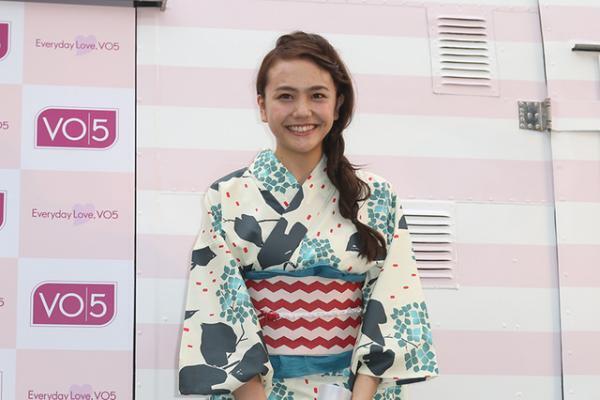 “こなれヘア”を伝授。街中にヘアスプレー「VO5」のスタイリングワゴン出現