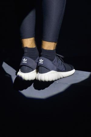 アディダス「チュブラー」最新4モデルを“アスレチックな地下会場”でお披露目