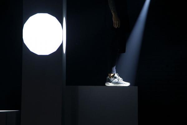 アディダス「チュブラー」最新4モデルを“アスレチックな地下会場”でお披露目