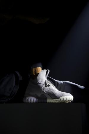 アディダス「チュブラー」最新4モデルを“アスレチックな地下会場”でお披露目