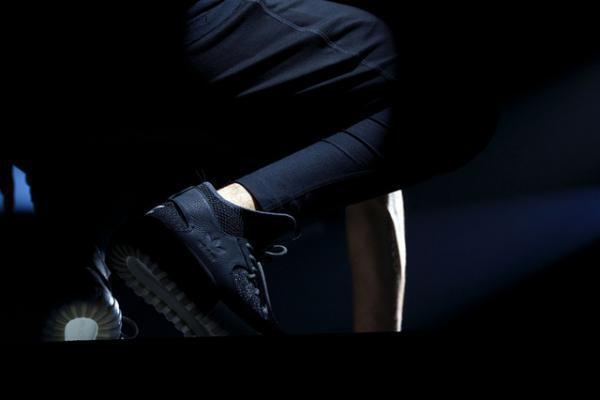 アディダス「チュブラー」最新4モデルを“アスレチックな地下会場”でお披露目