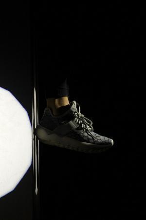 アディダス「チュブラー」最新4モデルを“アスレチックな地下会場”でお披露目