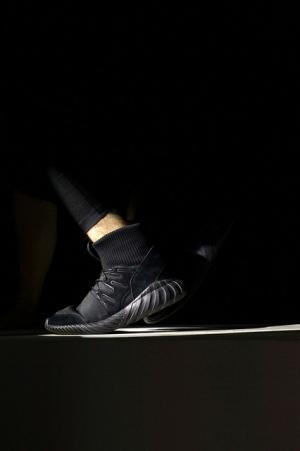 アディダス「チュブラー」最新4モデルを“アスレチックな地下会場”でお披露目