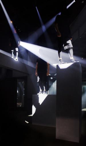 アディダス「チュブラー」最新4モデルを“アスレチックな地下会場”でお披露目