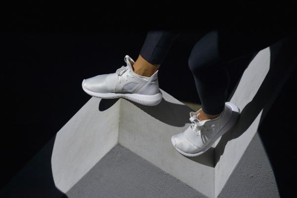 アディダス「チュブラー」最新4モデルを“アスレチックな地下会場”でお披露目