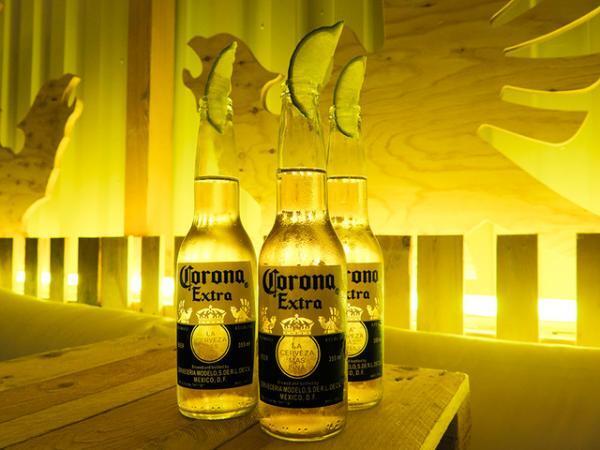 原宿キャットストリートに「コロナ」のリゾートバーが出現