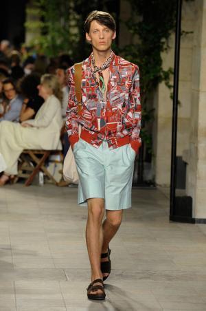 カラーとグラフィカル効果でつくるエルメス流シティスタイル【2016春夏メンズ】