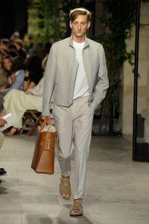 カラーとグラフィカル効果でつくるエルメス流シティスタイル【2016春夏メンズ】