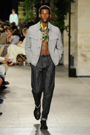 カラーとグラフィカル効果でつくるエルメス流シティスタイル【2016春夏メンズ】