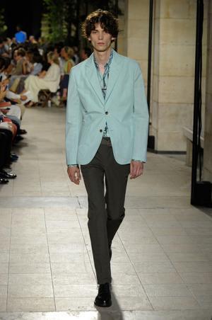 カラーとグラフィカル効果でつくるエルメス流シティスタイル【2016春夏メンズ】