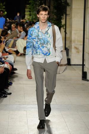 カラーとグラフィカル効果でつくるエルメス流シティスタイル【2016春夏メンズ】