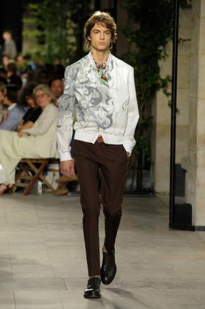 カラーとグラフィカル効果でつくるエルメス流シティスタイル【2016春夏メンズ】