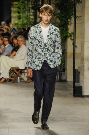 カラーとグラフィカル効果でつくるエルメス流シティスタイル【2016春夏メンズ】