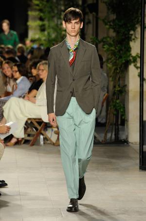 カラーとグラフィカル効果でつくるエルメス流シティスタイル【2016春夏メンズ】