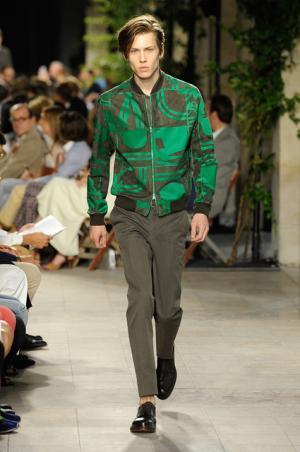 カラーとグラフィカル効果でつくるエルメス流シティスタイル【2016春夏メンズ】