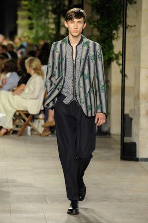 カラーとグラフィカル効果でつくるエルメス流シティスタイル【2016春夏メンズ】