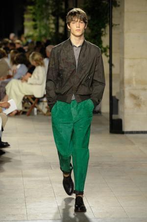 カラーとグラフィカル効果でつくるエルメス流シティスタイル【2016春夏メンズ】