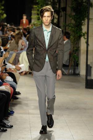 カラーとグラフィカル効果でつくるエルメス流シティスタイル【2016春夏メンズ】