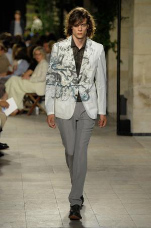 カラーとグラフィカル効果でつくるエルメス流シティスタイル【2016春夏メンズ】