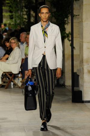 カラーとグラフィカル効果でつくるエルメス流シティスタイル【2016春夏メンズ】