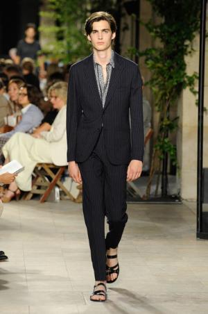 カラーとグラフィカル効果でつくるエルメス流シティスタイル【2016春夏メンズ】