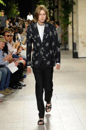 カラーとグラフィカル効果でつくるエルメス流シティスタイル【2016春夏メンズ】