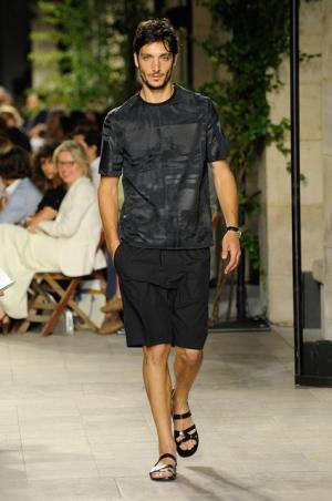 カラーとグラフィカル効果でつくるエルメス流シティスタイル【2016春夏メンズ】